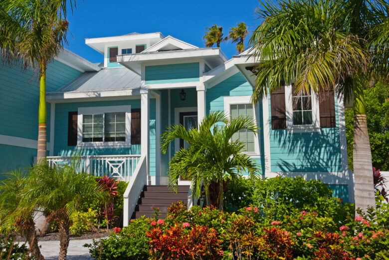 Beautiful,New,Florida,House,With,Palm,Trees,And,Landscaping,Near